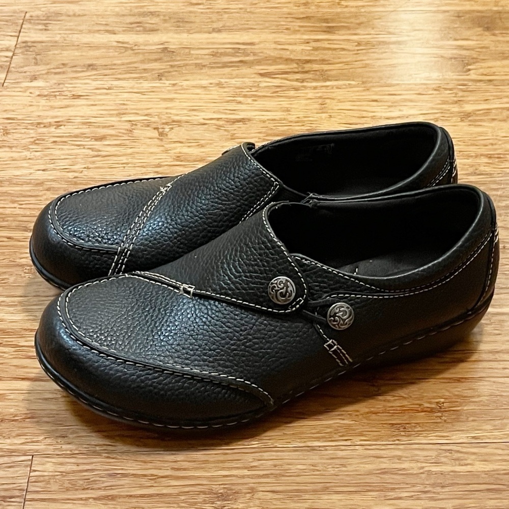Clarks Collection Ashland Lane Black Leather Slip-on shoes. Size 8.5. Like new!